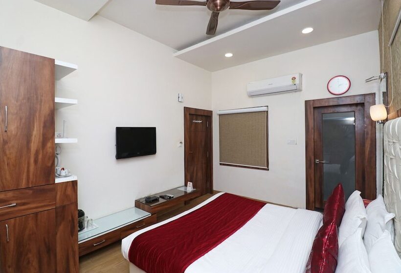 ホテル Pandav By Oyo Rooms