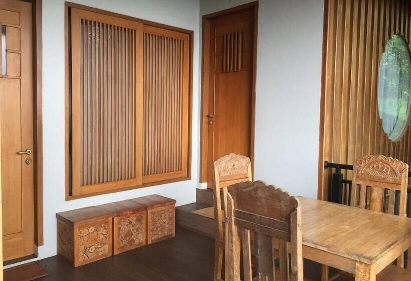 Отель Rumah Stroberi Organic Farm And Lodge