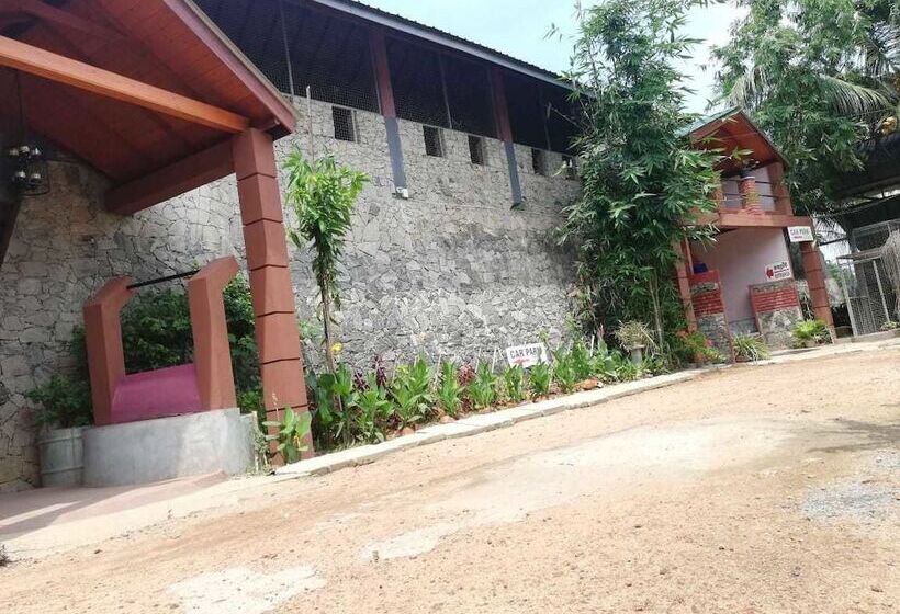 בית מלון כפרי White Peacocks And Birds Resort