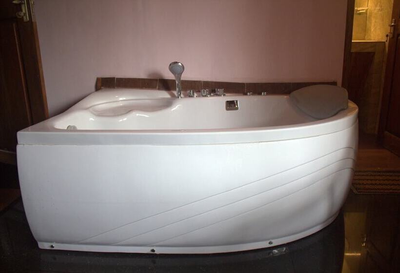 בית מלון כפרי White Peacocks And Birds Resort