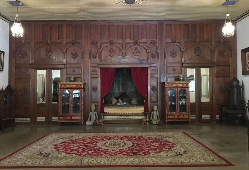 Пансион Ndalem Natan Royal Heritage