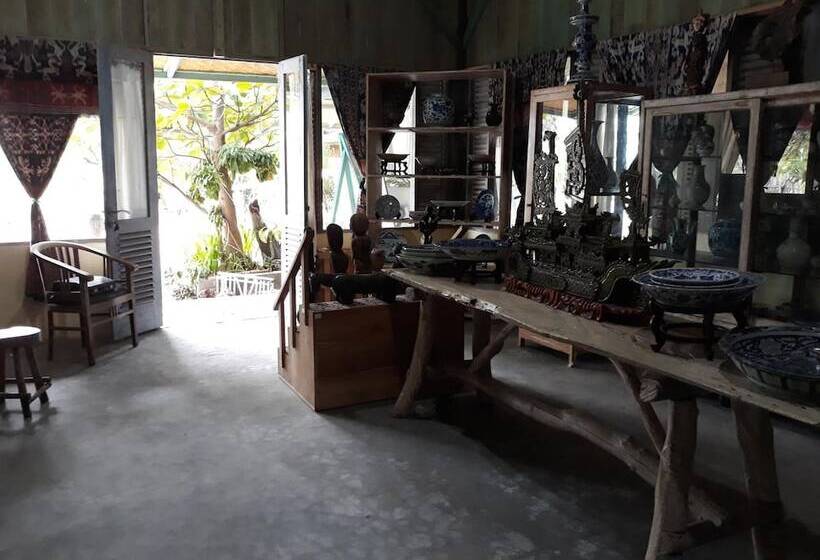 Bed and Breakfast Cemara Beachfront Suite