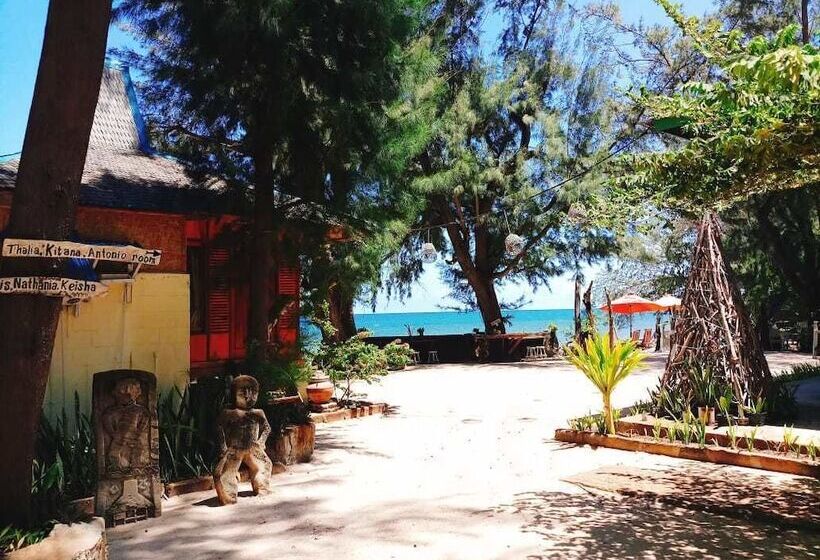 Bed and Breakfast Cemara Beachfront Suite