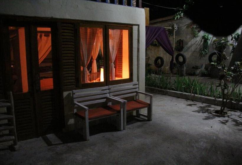 مبيت وإفطار Cemara Beachfront Suite