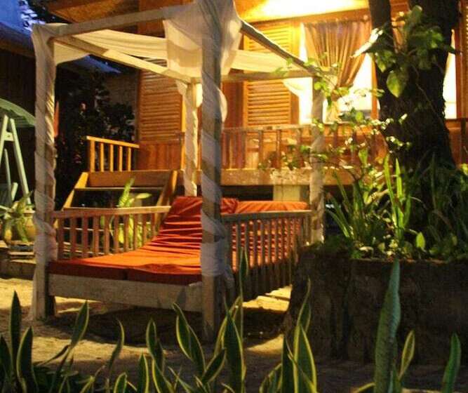مبيت وإفطار Cemara Beachfront Suite