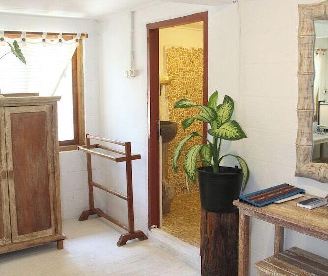 مبيت وإفطار Cemara Beachfront Suite