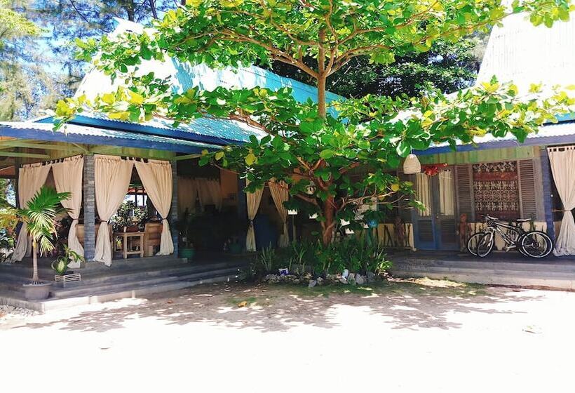 Bed and Breakfast Cemara Beachfront Suite