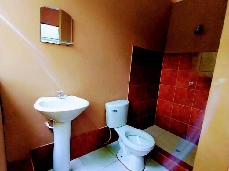 هتل Amazon Queen Lodge