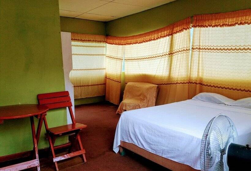 هتل Amazon Queen Lodge