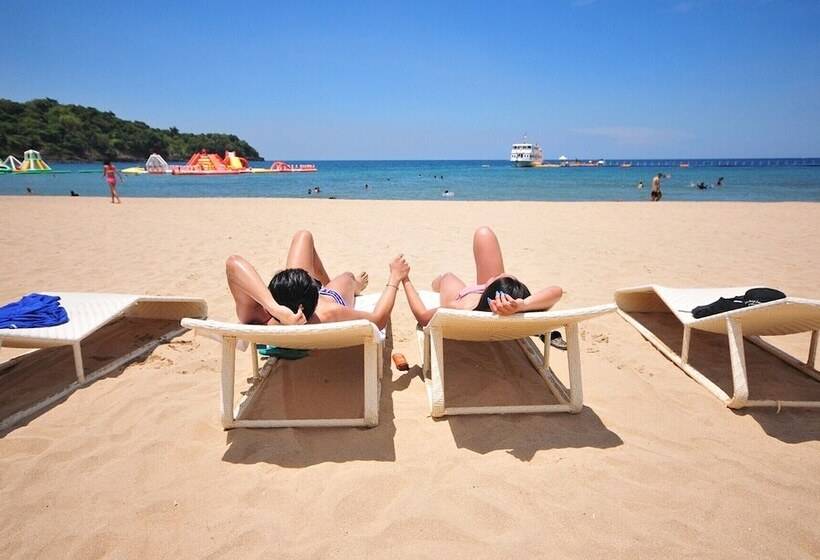 בית מלון כפרי Camaya Coast