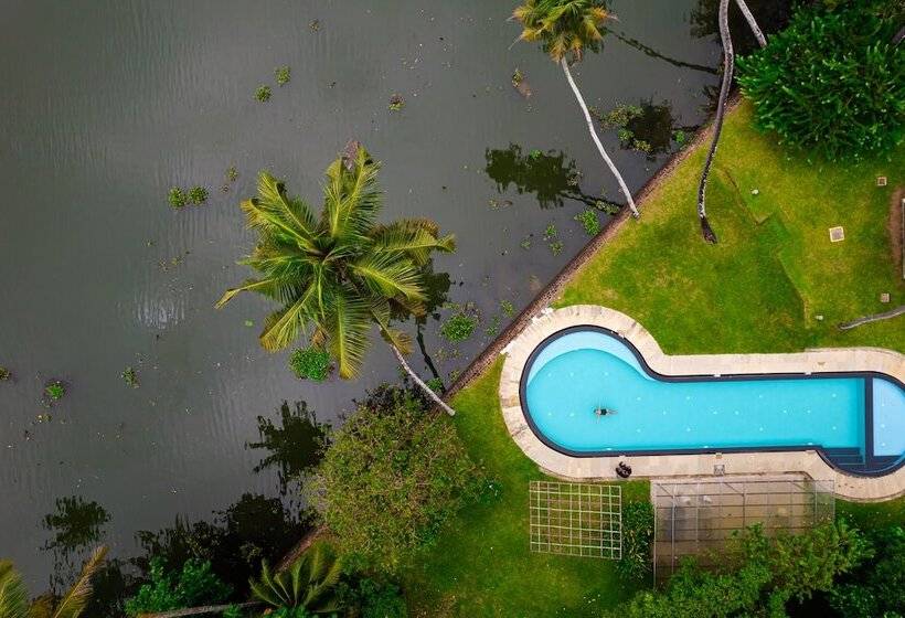 Отель Cranganor History Cafe Riverside Chateau