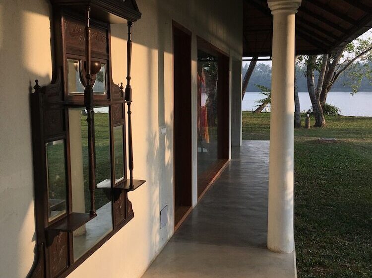 Отель Cranganor History Cafe Riverside Chateau