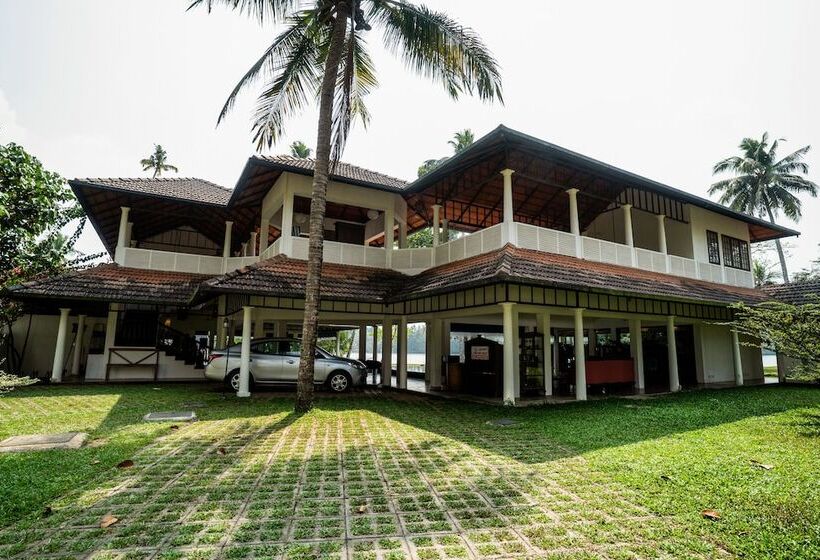 Отель Cranganor History Cafe Riverside Chateau