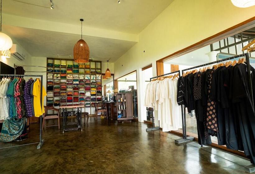 Отель Cranganor History Cafe Riverside Chateau