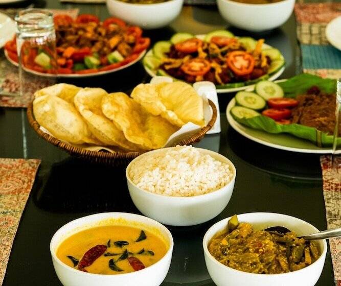 Отель Cranganor History Cafe Riverside Chateau