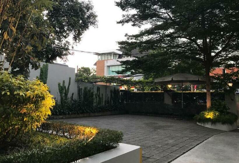 בית מלון כפרי Home 899 Patal Senayan