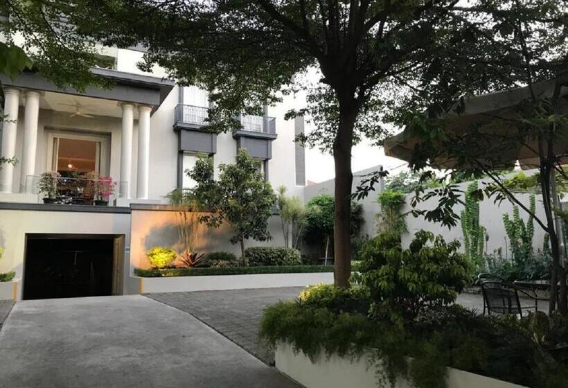 בית מלון כפרי Home 899 Patal Senayan