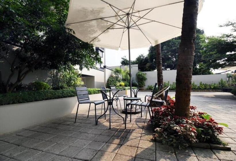 هتل Home 899 Patal Senayan