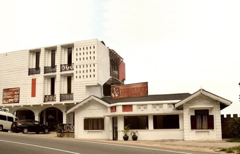 Отель Luminary Lodge