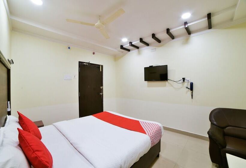 Отель Oyo 24288 Surya Teja Residency