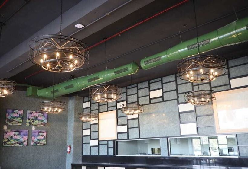 בית מלון כפרי Regenta Central Harsha Vapi