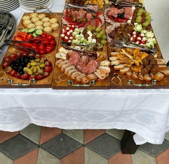 호텔 Pensiunea Trei Lalele