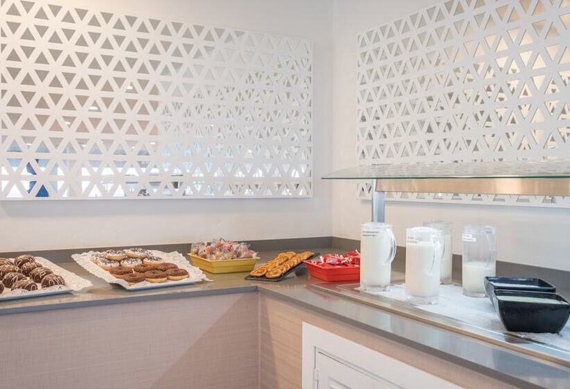 Fergus Style Carema Beach