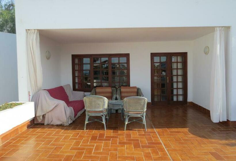 בית מלון כפרי Island Village