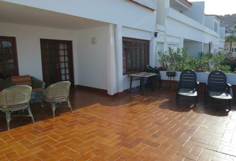 בית מלון כפרי Island Village