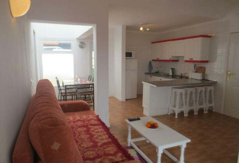 בית מלון כפרי Island Village