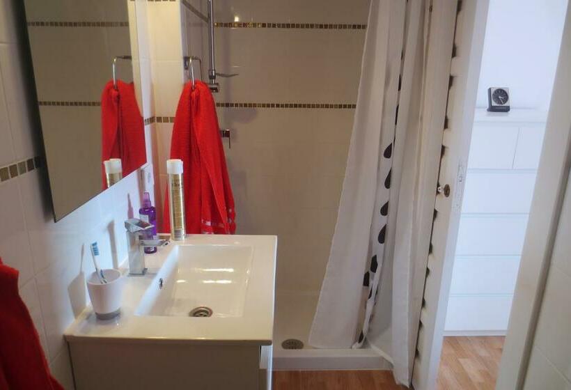 בית מלון כפרי Island Village