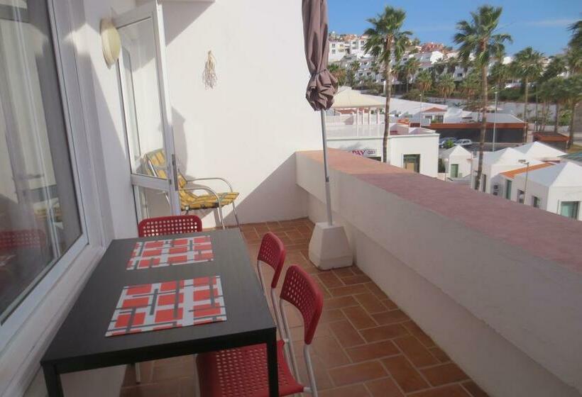 בית מלון כפרי Island Village