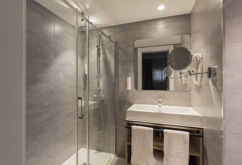 Отель Líbere Barcelona Sant Antoni