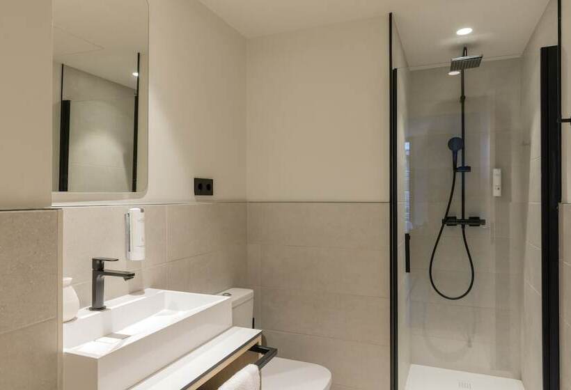 Отель Líbere Barcelona Sant Antoni