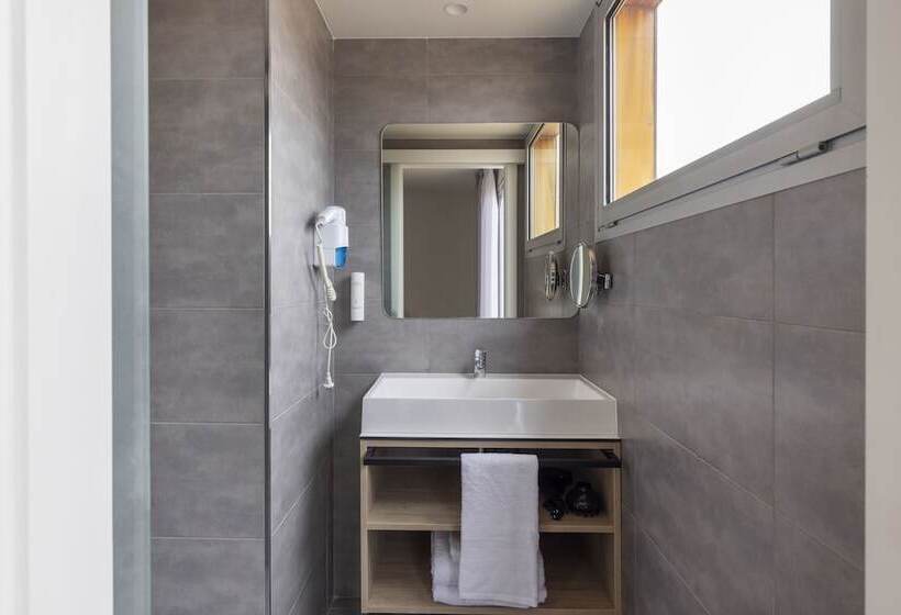 Отель Líbere Barcelona Sant Antoni