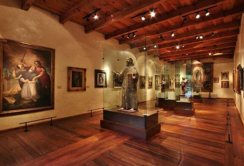 فندق Parador Museo Santa Maria