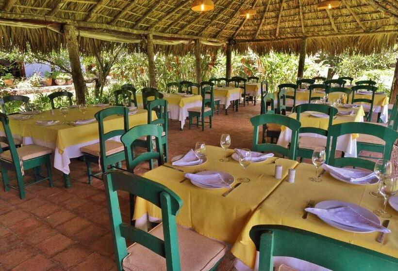 فندق Parador Museo Santa Maria