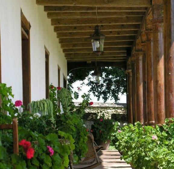 فندق Parador Museo Santa Maria