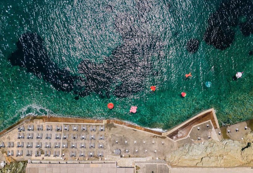 Отель Peninsula Resort & Spa