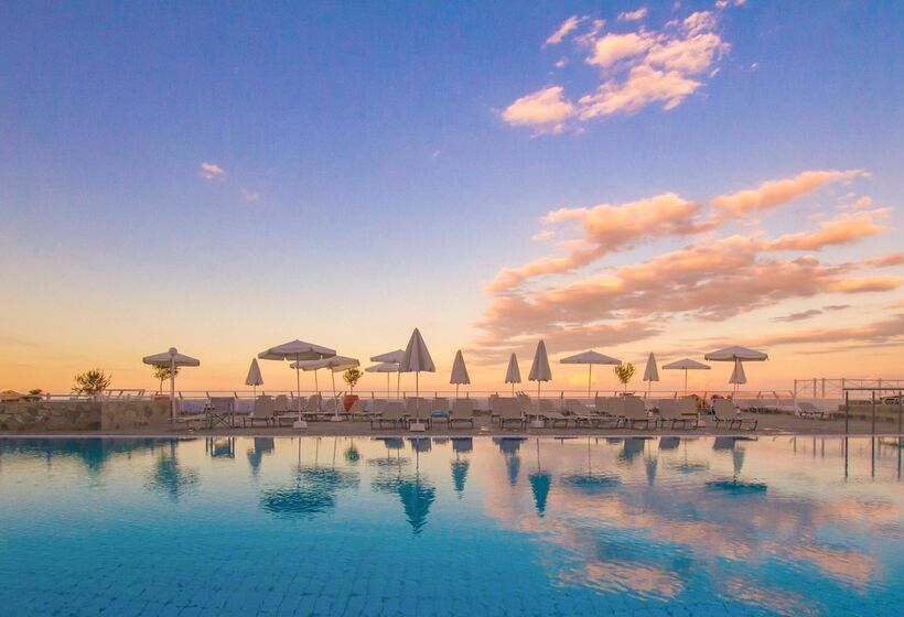 Отель Peninsula Resort & Spa