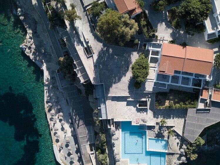 Отель Peninsula Resort & Spa