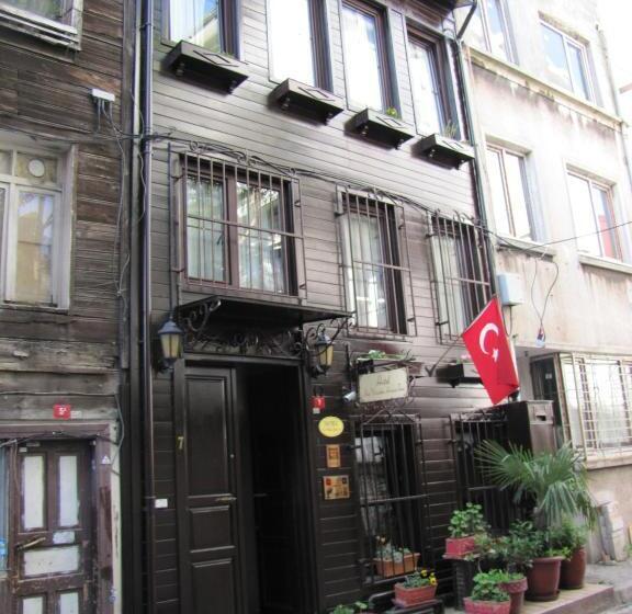 Bed and Breakfast Naz Wooden House Inn