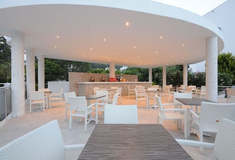 Luna Beach Hotel & Spa