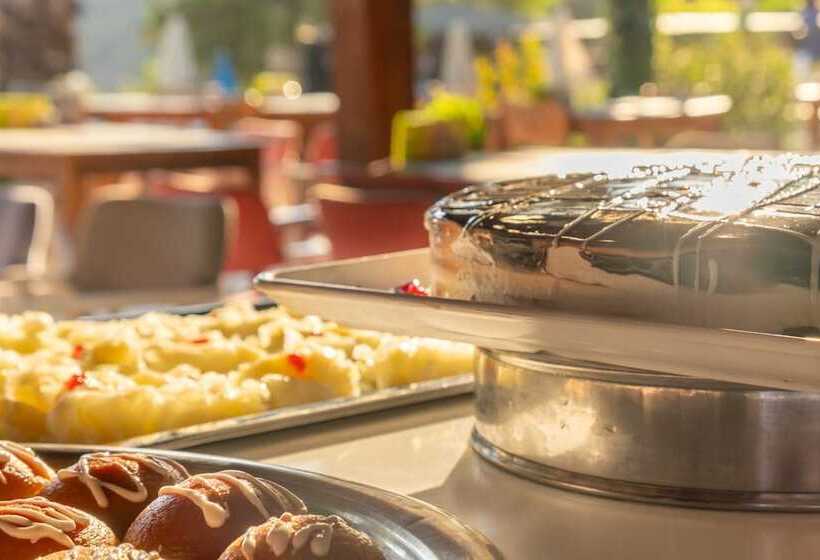 Отель Club Pink Palace