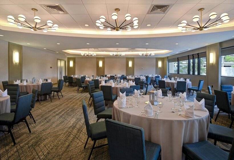 Отель Four Points By Sheraton Boston Newton