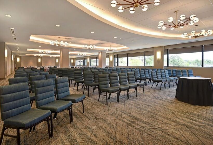 Отель Four Points By Sheraton Boston Newton