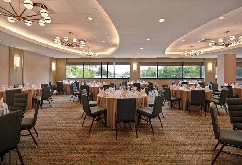 Отель Four Points By Sheraton Boston Newton