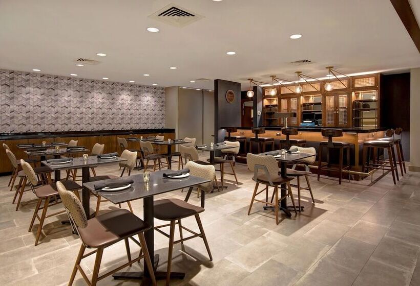 هتل Four Points By Sheraton Boston Newton