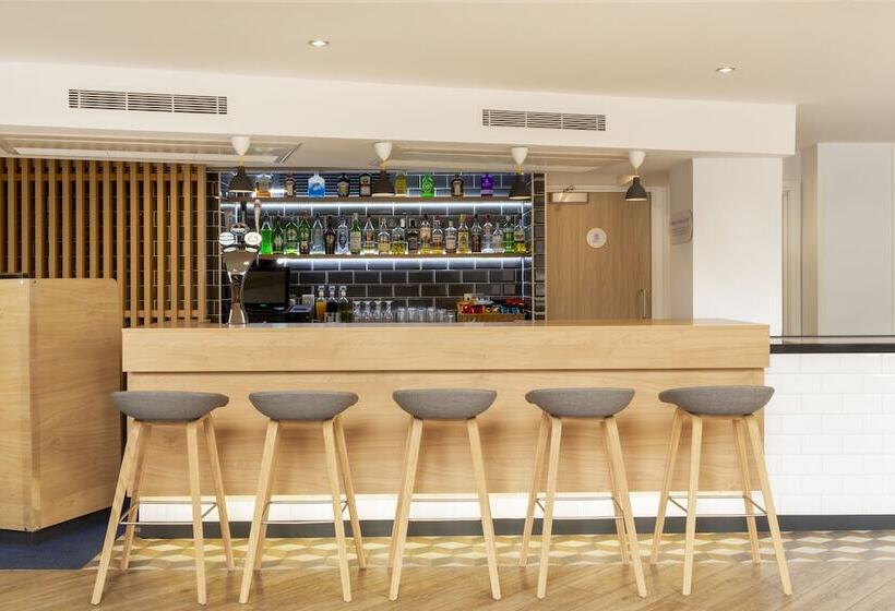 בית מלון כפרי Holiday Inn Express Edinburgh City Centre, An Ihg