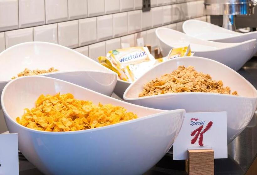 Отель Holiday Inn Express Oxford Kassam Stadium, An Ihg